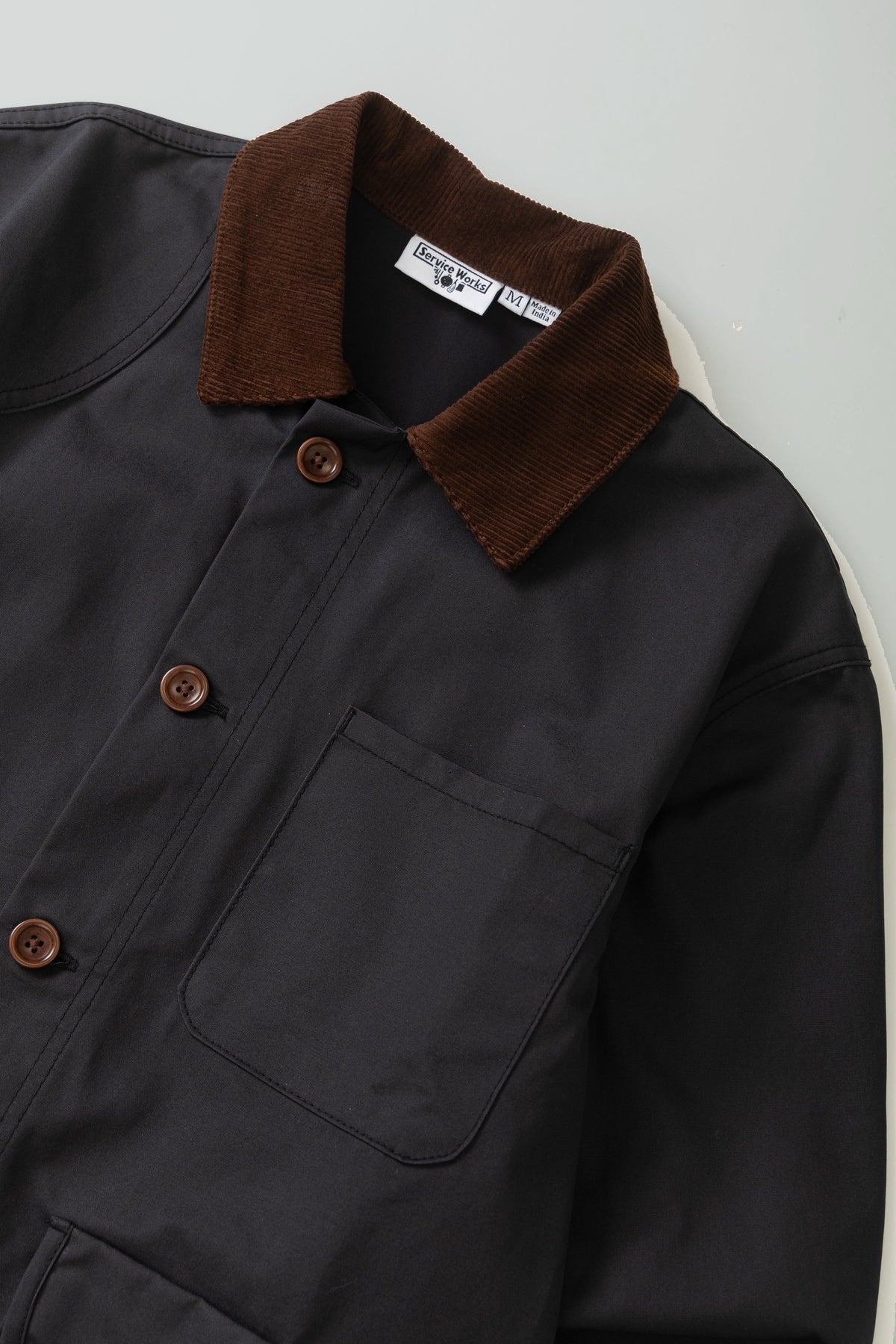 Waxed Barn Coat Service Works noire, détail du col en velours côtelé