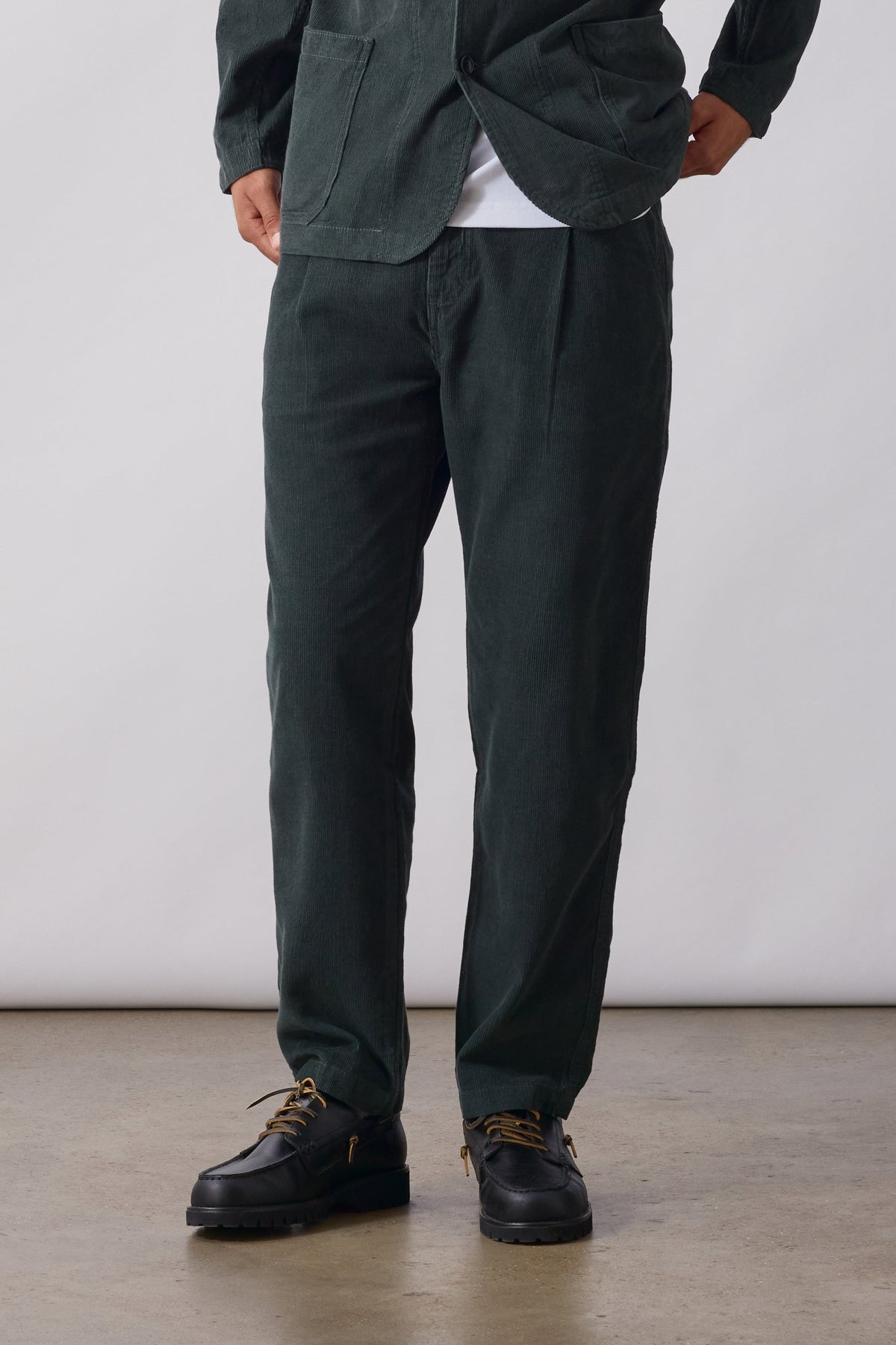 Fine Cord Waiter Pants Service Works vert porté
