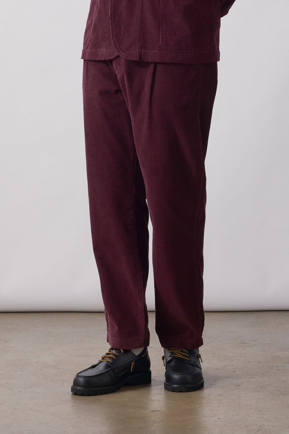 Fine Cord Waiter Pants Service Works bordeaux porté