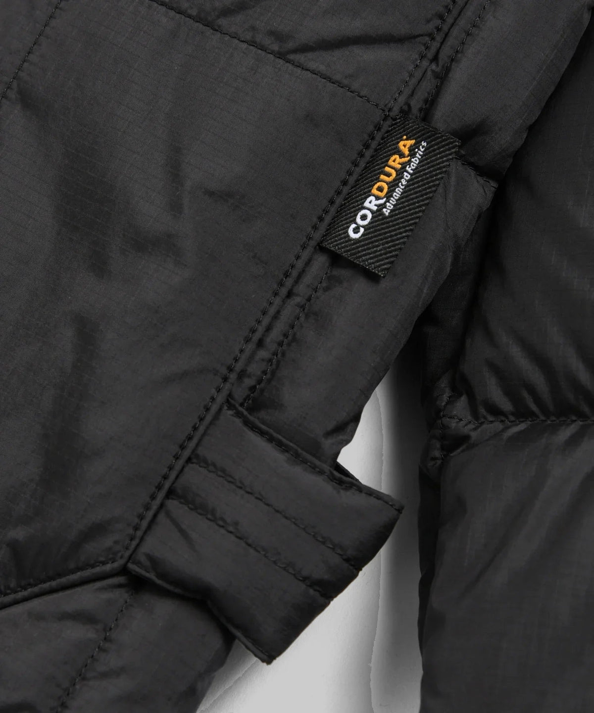 Work W-Zip Hood Rib Down Jacket Taion, détail du passant marteau