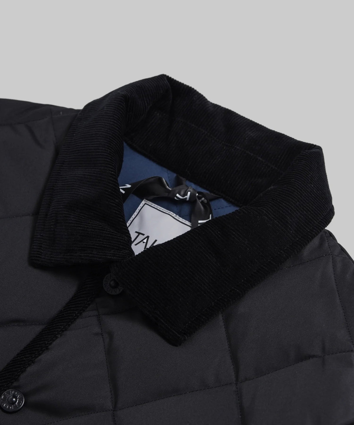 Piping Collar Down Cardigan Taion, détail du col et du passepoil en velours côtelé