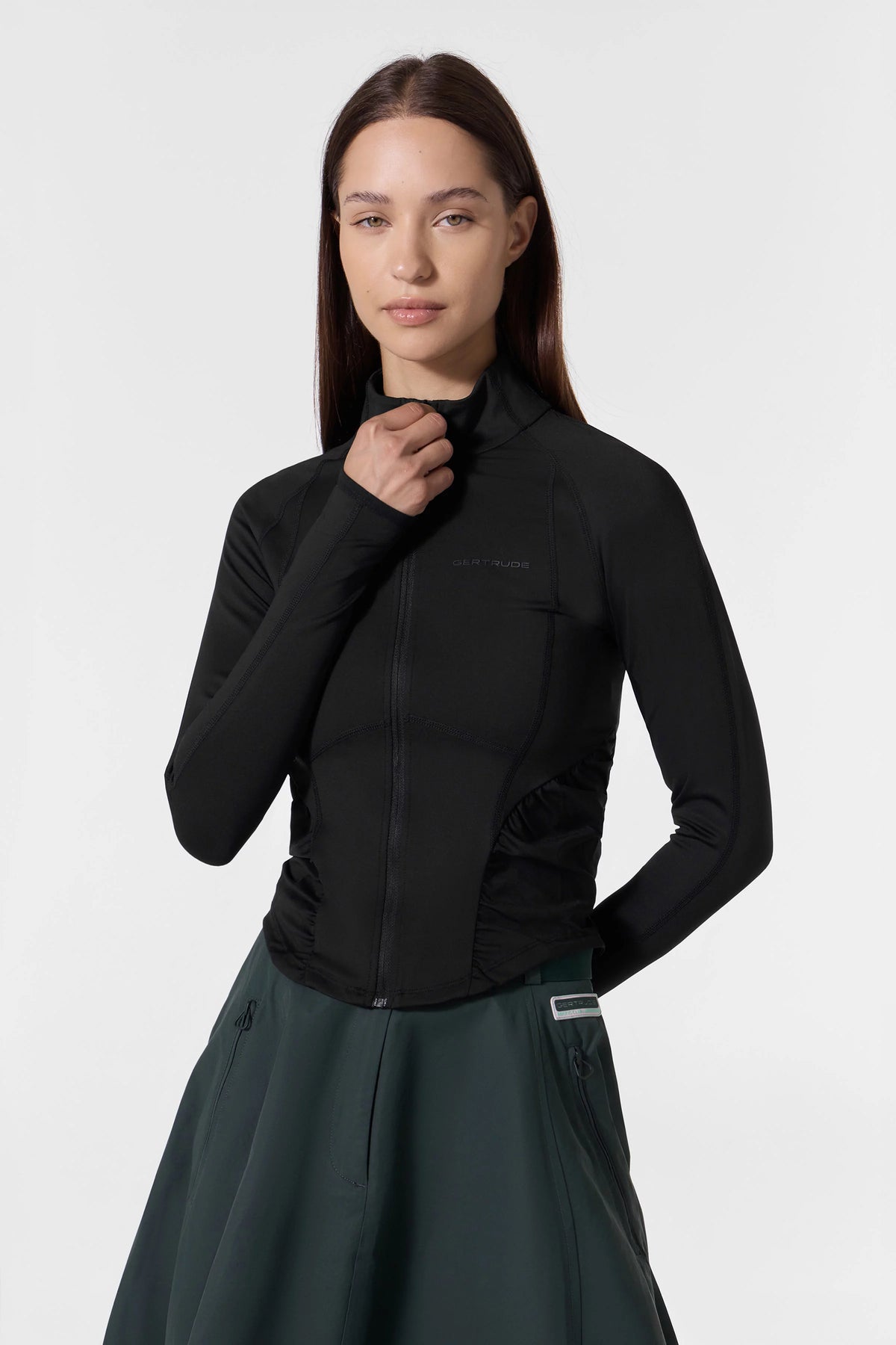 Veste Gertrude Inaya noire, portée