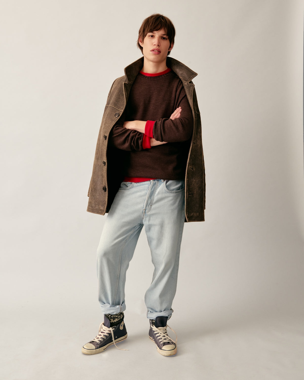 Pull Aris col rond marron porte Nitto Knitwear